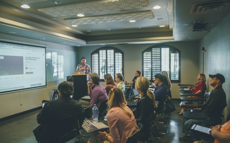 Auditório com alunos assistindo a uma apresentação.